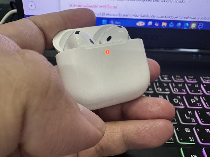 วิธีกดปุ่มรีเซ็ต AirPods4 จนไฟขึ้นสี Amber